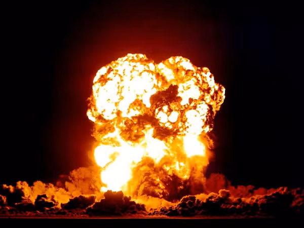 Đương nhiên vẫn có người nói có thiên thạch từ trên trời rơi xuống, nhưng sử sách không có ghi chép, chúng ta cũng không có cách nào biết được thực hư tình huống, cũng không biết thiên thạch có thực sự xuất hiện hay không.