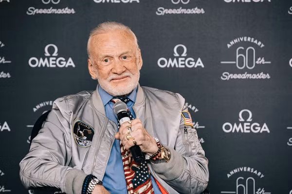 Sau khi hoàn thành sứ mệnh, phi hành gia Buzz Aldrin đã nói rất nhiều về vật thể bay không xác định ( UFO). Để giải mã những bí ẩn này, các đoạn ghi âm từ các cuộc phỏng vấn ông Buzz Aldrin và một vài phi hành gia thuộc Cơ quan hàng không vũ trụ Mỹ (NASA) đã được đem ra phân tích trong một bài kiểm tra "phát hiện nói dối".