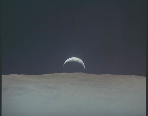 Trong một cuộc phỏng vấn trên chương trình Ask Me Anything của trang tin Reddit hồi năm 2014, người thứ 2 đặt chân lên Mặt Trăng sau Neil Armstrong này kể lại: "Khi phi thuyền Apollo 11 trên đường lên Mặt Trăng, tôi đã nhìn thấy một tia sáng ở bên ngoài cửa sổ rõ ràng đang chuyển động song song con tàu...