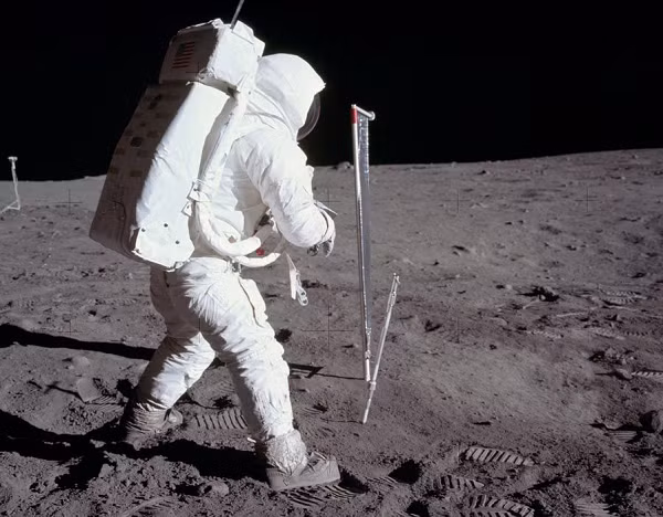 Và tôi hoàn toàn tin rằng mình đang chứng kiến ánh sáng mặt trời phản chiếu từ một trong 4 tấm panô này. Nhưng từ vật nào thì tôi không rõ. Nói thẳng, ánh sáng này là "không xác định"".