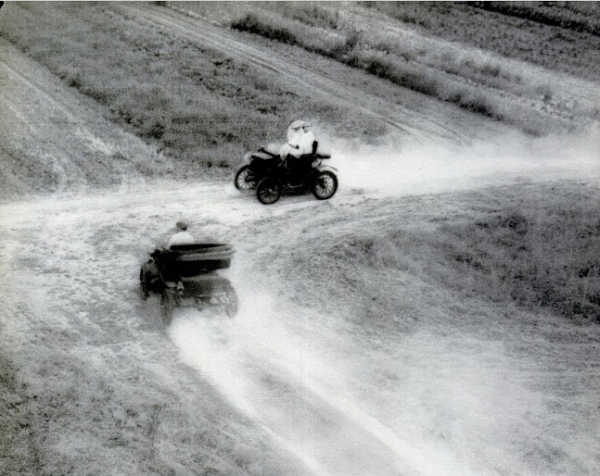 Vào năm 1895 tại bang Ohio - Mỹ, chỉ có hai chiếc xe máy được biết đến và không hiểu bằng cách nào đó, hai chiếc xe này đã va vào nhau. Thật không may, lúc đó tai nạn ô tô vẫn không được ghi nhận, do đó các hồ sơ chính thức của sự cố này đã không còn tồn tại.