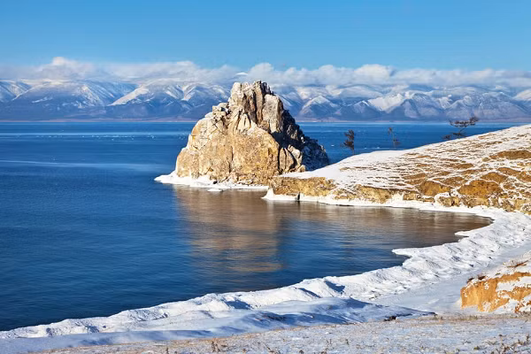 Nhiệt độ xuống thấp khiến tiết trời lạnh giá. Nicholas II và người của ông cũng đã kiệt sức. Họ chọn cách ném 1.600 tấn vàng xuống hồ để số vàng khổng lồ này không rơi vào tay quân cách mạng. Có một số phiên bản khác về câu chuyện này nhưng điểm chung là 1.600 tấn vàng thực sự thuộc về Nicholas II. Theo một cách nào đó, chúng đã rơi xuống hồ và nằm im từ đó đến nay. Nhiều ghi chép cho thấy vào thế kỷ 18 hoặc thế kỷ 17, các tàu buôn bắt đầu xuất bến trên hồ Baikal. Nhiều chiếc trong số đó đã bị chìm. Không ai biết trong số thuyền chìm có chứa bao nhiêu kho báu.