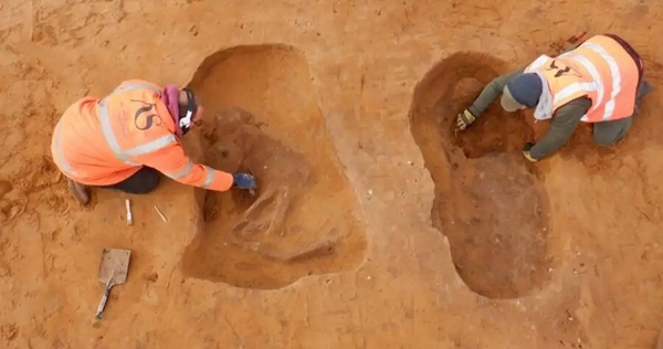 Rùng rợn hơn, bên trong chỉ có "hồn ma" của người đã khuất: dấu vết rõ ràng của một con người vừa nằm xuống làm lõm đất cát.