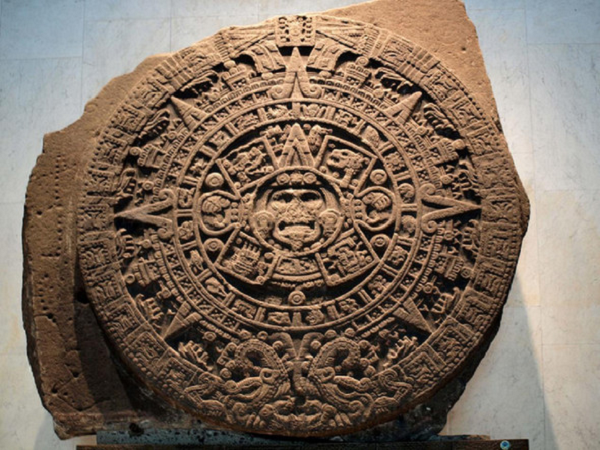 Người Ai Cập cổ đại đã tạo ra lịch như một phương tiện để theo dõi các mùa nông nghiệp. Vì con sông quan trọng nhất của khu vực, sông Nile, bị ngập lụt gần như cùng một thời điểm mỗi năm, lịch này cho phép người dân dự đoán khi nào các con sông sẽ vỡ bờ.