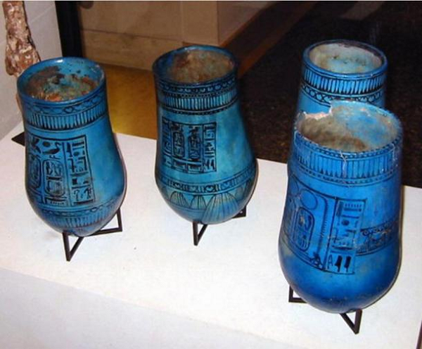 Các nhà khoa học cho rằng nghệ thuật thổi thủy tinh được người dân vùng Mesopotania cổ đại (nay thuộc lãnh thổ Thổ Nhĩ Kì, Syria, Iraq, Kuwait, phía Bắc Ả-rập Saudi) tìm ra vào khoảng năm 3500 trước Công Nguyên. Tuy nhiên, việc chế tác thủy tinh được người Ai Cập sáng tạo ra sau đó khoảng 2000 năm.