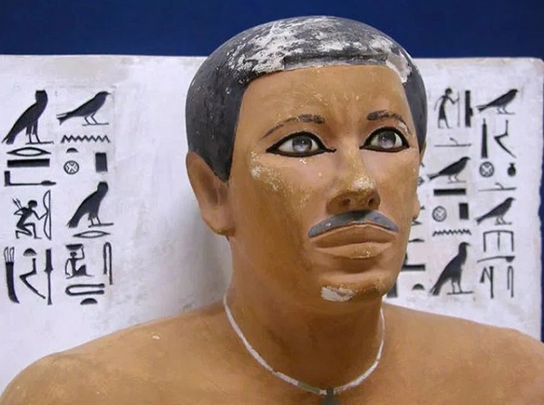 Để có thể cạo được tóc và râu, người Ai Cập cổ đại đã phát minh ra dụng cụ cạo đầu tiên. Đó là một miếng đá mài sắc nhọn được gắn vào trong tay cầm bằng gỗ. Họ đồng thời cũng phát minh ra nghề cắt tóc. Thợ cắt tóc sẽ được gọi tới các nhà quý tộc giàu sang để tạo những kiểu dáng tóc theo ý muốn của gia chủ.