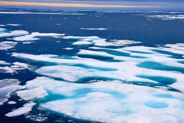 Các nhà khoa học cũng xem xét các tảng băng ở trạng thái cân bằng trong nghiên cứu mới này. Ở trạng thái cân bằng hoàn hảo, tuyết rơi trên các ngọn núi của cực Bắc này sẽ chảy xuống và bổ sung nguồn vật liệu làm dày các mặt của sông băng, cân bằng lại những gì đang tan chảy ở các rìa.