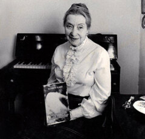 Vật thể bay đáp xuống, phát ra những âm thanh lạ, Klarer nhìn thấy có người trên đó qua ô cửa của đĩa bay. Sau đó, Klarer cho biết, bà bắt đầu giao tiếp ngoại cảm với một thực thể tự xưng là “Akon”, đến từ hành tinh Meton, thuộc thiên hà Alpha Centauri. Và 2 năm sau, bà lại một lần nữa chạm mặt Klarer. Lần này, hai người đã giới thiệu về mọi thứ để bắt đầu làm quen với nhau.