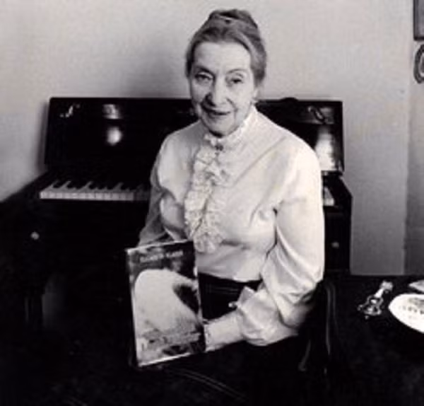 Vật thể bay đáp xuống, phát ra những âm thanh lạ, Klarer nhìn thấy có người trên đó qua ô cửa của đĩa bay. Sau đó, Klarer cho biết, bà bắt đầu giao tiếp ngoại cảm với một thực thể tự xưng là “Akon”, đến từ hành tinh Meton, thuộc thiên hà Alpha Centauri. Và 2 năm sau, bà lại một lần nữa chạm mặt Klarer. Lần này, hai người đã giới thiệu về mọi thứ để bắt đầu làm quen với nhau.