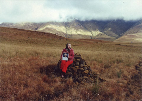 Mối quan hệ giữa họ tiếp tục và Klarer có thai với Akon. Bà quyết định ra đi cùng người yêu, lúc đó là năm 1958. Akon đưa bà đến con tàu mẹ một lần nữa, rồi đến hành tinh Meton. Ở đây trong vòng 4 tháng, bà sinh một cậu con trai, đặt tên là Ayling.