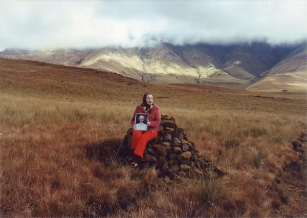 Mối quan hệ giữa họ tiếp tục và Klarer có thai với Akon. Bà quyết định ra đi cùng người yêu, lúc đó là năm 1958. Akon đưa bà đến con tàu mẹ một lần nữa, rồi đến hành tinh Meton. Ở đây trong vòng 4 tháng, bà sinh một cậu con trai, đặt tên là Ayling.