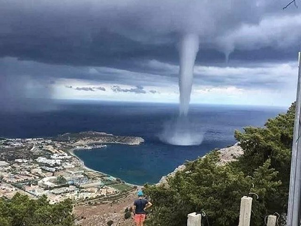Vòi rồng loại “thời tiết đẹp” này thường xảy ra ở các vùng ven biển ấm ở khu vực nhiệt đới và cận nhiệt đới. Chúng hình thành do tương tác giữa nước biển ấm và không khí lạnh bên trên. Vòi rồng trong ảnh được xếp vào loại yếu với tốc độ gió không quá 30m/giây và thời gian tồn tại không lâu hơn 20 phút.