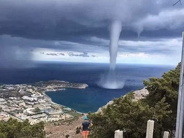 Vòi rồng loại “thời tiết đẹp” này thường xảy ra ở các vùng ven biển ấm ở khu vực nhiệt đới và cận nhiệt đới. Chúng hình thành do tương tác giữa nước biển ấm và không khí lạnh bên trên. Vòi rồng trong ảnh được xếp vào loại yếu với tốc độ gió không quá 30m/giây và thời gian tồn tại không lâu hơn 20 phút.