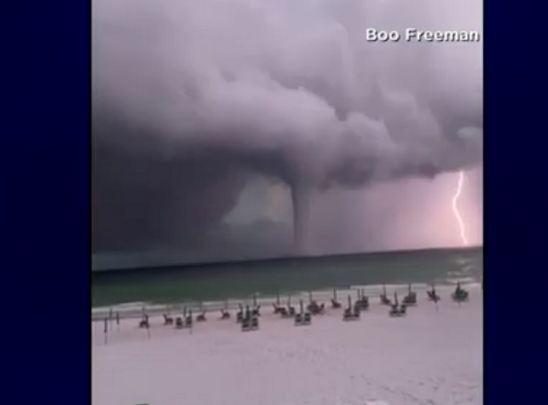 Xung quanh nó là sấm chớp, càng khiến cho hình ảnh trở nên đáng sợ. Vòi rồng này được xác định là lớn hơn hẳn bình thường. May mắn là nó không đi vào đất liền mà sau đó đã hướng ra xa khỏi bờ biển.