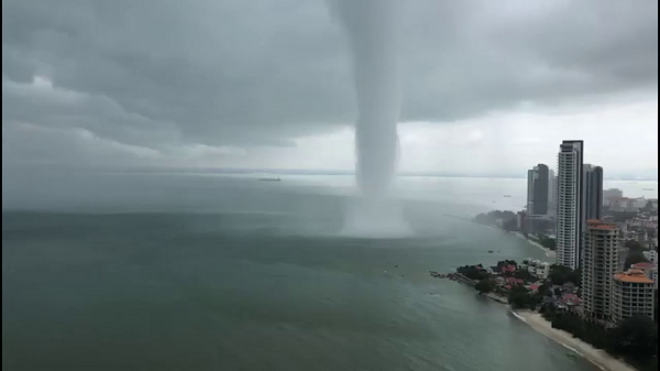 Vì vậy, Dịch vụ Thời tiết Quốc gia Mỹ đã phải đưa ra cảnh báo cho tàu thuyền khi vòi rồng nói trên xuất hiện, vì nó rất nguy hiểm. Gần đây, vòi rồng hay xuất hiện ở Florida khiến nhiều người dân lo lắng.