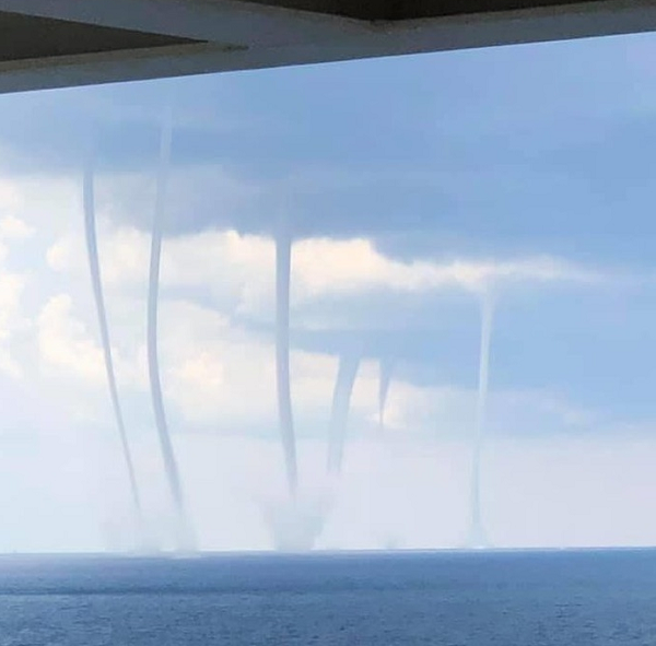 Từ điều kiện thời tiết nêu trên, vòi rồng biển trong ảnh thuộc loại “thời tiết đẹp”. Chúng phổ biến hơn và yếu hơn về cường độ so với loại vòi rồng biển lúc bão tố. Thông thường, chúng ít khi di chuyển hoặc di chuyển chậm trên mặt biển.