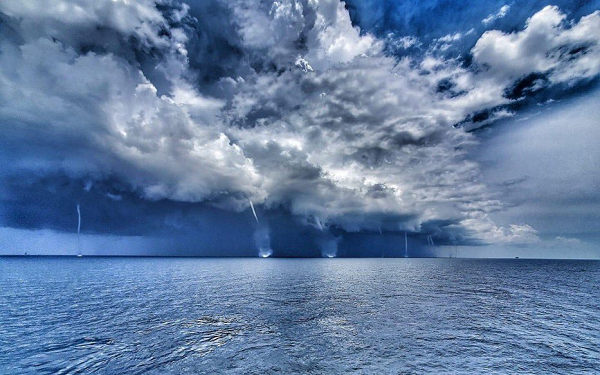 Vòi rồng trên biển được chia tiếp làm hai loại: xảy ra khi thời tiết đẹp và lúc có bão lớn. Trong bức ảnh này, điều kiện thời tiết tương đối ổn định: mặt biển tương đối bằng phẳng và hầu như không có gió.