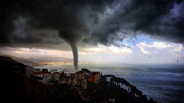 Vòi rồng có thể là mối nguy hiểm chết người đối với người quan sát. Khi gặp vòi rồng, chúng ta cần phải tìm nơi ẩn nấp trong các toà nhà kiên cố, hầm trú ẩn hoặc mương nước. Cách tốt nhất để tránh xa vòi rồng là đi theo chiều ngang, tức di chuyển một góc 90 độ so với chiều chuyển động của cơn lốc.