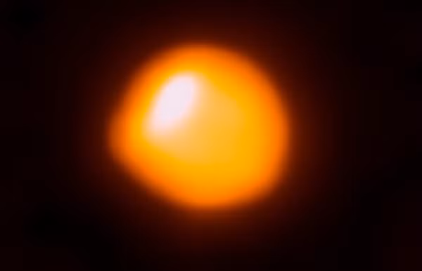 Năm 2019, các nhà khoa học đã chứng kiến Betelgeuse mờ đi bất thường. Khi đó, họ tin rằng Betelgeuse đang trên đà dẫn đến một vụ nổ siêu tân tinh khổng lồ. Vụ nổ siêu tân tinh diễn ra vào cuối vòng đời của một ngôi sao.