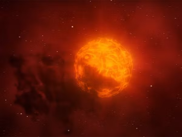 Sau vụ nổ, dường như chu kỳ sáng lên và mờ đi sau mỗi 400 ngày của ngôi sao đã bị phá vỡ. Hiện nó đã sáng lại sau thời kỳ bị đám mây che khuất tuy nhiên có mờ hơn xưa.