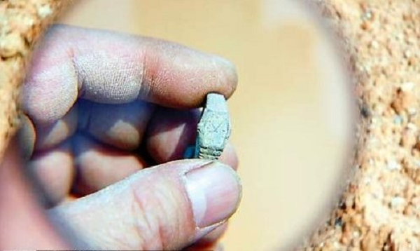 12/2008, tại huyện Thượng Tư, phía nam Trung Quốc, các nhà khảo cổ đã phát hiện ra chiếc đồng hồ được làm bằng kim loại, kim giờ và phút trên đó dừng lại ở mốc thời gian 10 giờ 6 phút trong cỗ quan tài 400 năm tuổi từ thời nhà Minh. Điều kỳ lạ là đồng hồ chưa từng xuất hiện trong thời đại nhà Thanh.