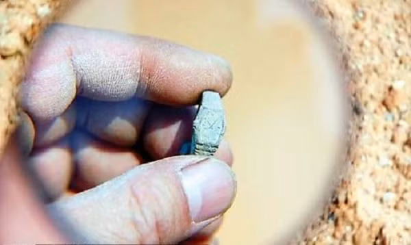 12/2008, tại huyện Thượng Tư, phía nam Trung Quốc, các nhà khảo cổ đã phát hiện ra chiếc đồng hồ được làm bằng kim loại, kim giờ và phút trên đó dừng lại ở mốc thời gian 10 giờ 6 phút trong cỗ quan tài 400 năm tuổi từ thời nhà Minh. Điều kỳ lạ là đồng hồ chưa từng xuất hiện trong thời đại nhà Thanh.