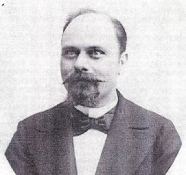 Anatole Deibler là một trong những đao phủ khét tiếng người Pháp. Ông chém tử tù nhanh hơn "máy chém" và đã hành hình 395 tử tù. Sau đó, “tiếng tăm đáng sợ ấy còn tăng lên cấp số nhân sau khi ông ta chết rồi bị bại lộ 14 cuốn nhật ký có ghi chép chi tiết về các vụ hành quyết mà ông đã thực hiện.