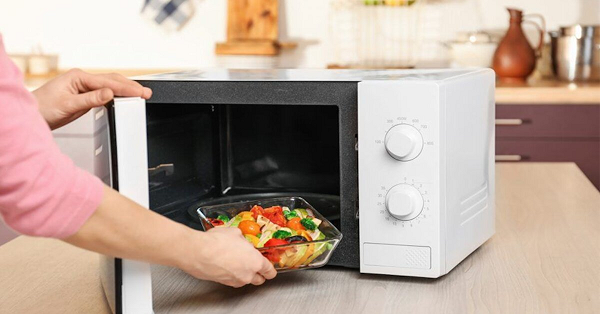 Percy Spencer - kỹ sư Tập đoàn Raytheon đang tham gia vào dự án nghiên cứu ứng dụng của radar cùng một ống chân không. Trong khi thực hiện thí nghiệm với ông tuýp, một thanh kẹo trong túi Spencer đột nhiên bị chảy ra. Ngay lập tức, ông lấy thêm vài lõi ngô còn nguyên vẹn đặt gần thiết bị trên, và chúng cũng bắt đầu "nổ". Đó là khoảnh khắc lò vì sóng được ra đời.