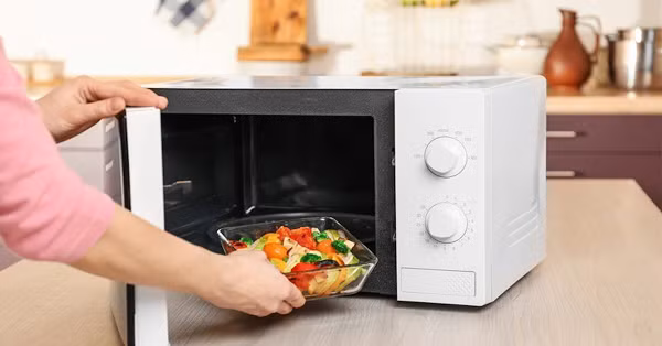 Percy Spencer - kỹ sư Tập đoàn Raytheon đang tham gia vào dự án nghiên cứu ứng dụng của radar cùng một ống chân không. Trong khi thực hiện thí nghiệm với ông tuýp, một thanh kẹo trong túi Spencer đột nhiên bị chảy ra. Ngay lập tức, ông lấy thêm vài lõi ngô còn nguyên vẹn đặt gần thiết bị trên, và chúng cũng bắt đầu "nổ". Đó là khoảnh khắc lò vì sóng được ra đời.