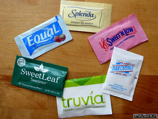 Constantine Fahlberg - nhà nghiên cứu tại Đại học Johns Hopkins trở về nhà sau giờ làm việc, ông phát hiện ra bánh quy vợ làm hôm nay ngọt hơn thường lệ. Nguyên liệu bí mật của vợ ông hóa ra lại trở thành nguồn gốc cho chất tạo ngọt sau này.