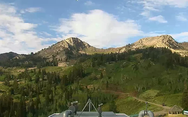 Một cư dân ở Roy, Utah, cũng chia sẻ video ghi hình cầu lửa màu xanh dương lao qua bầu trời buổi sáng ngay trước khi tiếng nổ vang lên.