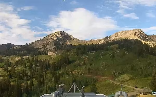 Một cư dân ở Roy, Utah, cũng chia sẻ video ghi hình cầu lửa màu xanh dương lao qua bầu trời buổi sáng ngay trước khi tiếng nổ vang lên.