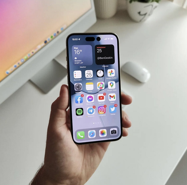 Một nguồn tin bí ẩn, đăng trên trang diễn đàn của cổng tìm kiếm số một Hàn Quốc Naver, Apple đã quyết định đóng băng giá ra mắt của iPhone 14 (model cơ bản). Quyết định này đến từ các giám đốc điều hành hàng đầu của công ty. Giá của iPhone 14 màu vani sẽ được đặt ở mức 799 USD (khoảng 24 triệu đồng).