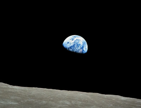 TOI-1452 b cũng có thể cấu tạo bằng đá giống như Trái đất, nhưng bán kính, khối lượng và mật độ của nó cho thấy đó là một thế giới rất khác với thế giới của chúng ta.