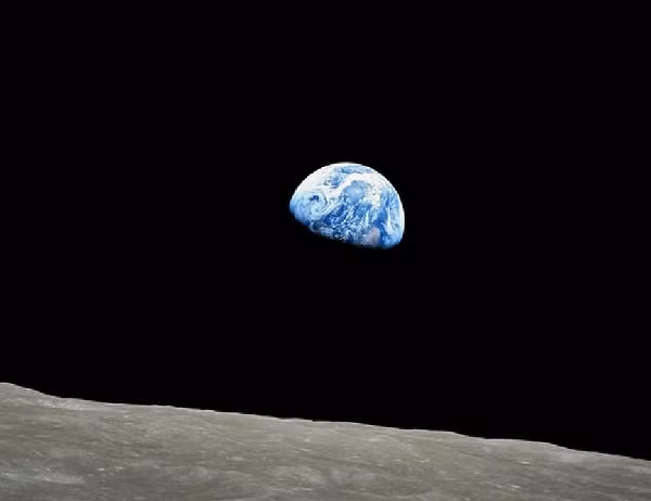 TOI-1452 b cũng có thể cấu tạo bằng đá giống như Trái đất, nhưng bán kính, khối lượng và mật độ của nó cho thấy đó là một thế giới rất khác với thế giới của chúng ta.