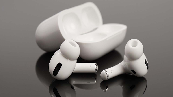 Theo các thông tin rò rỉ, AirPods Pro 2 có thiết kế tương tự Beats Fit Pro thay vì có một phần thân nhô ra như AirPods Pro. Sản phẩm dự kiến được nâng cấp khả năng chống ồn, hỗ trợ âm thanh lossless Apple Lossless Audio Codec (ALAC) - định dạng âm thanh mà ngay cả AirPods Max cao cấp cũng chưa có.