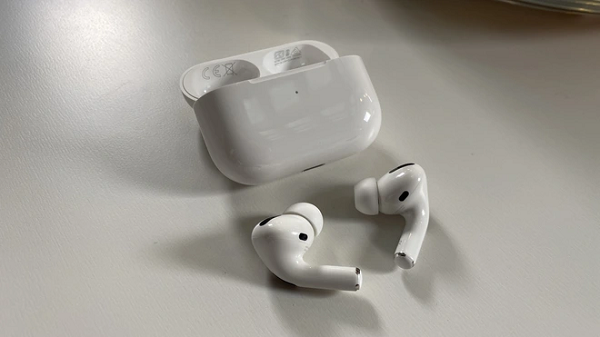 Hộp sạc AirPods Pro 2 có thể được Apple tích hợp một loa nhỏ để có thể phát ra âm thanh, mục đích là tìm thiết bị trong trường hợp bị thất lạc.