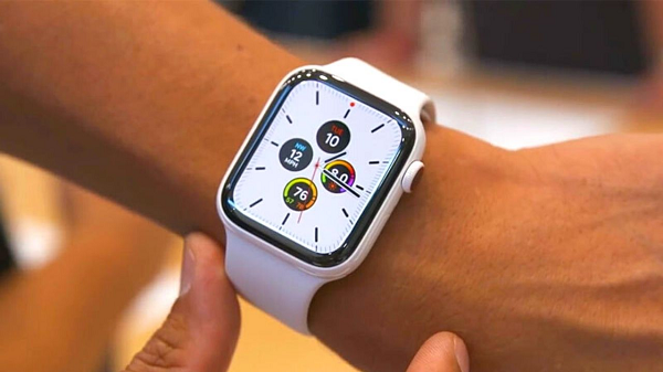 Trong khi đó, dòng Apple Watch SE mới dự kiến sẽ thay thế Watch Series 3. Thiết bị sẽ đi kèm với con chip S8 mới vượt trội hơn con chip S5 của Series 3. Ngoài ra, thiết bị vẫn sẽ giữ nguyên kích thước màn hình hiển thị như thế hệ trước.