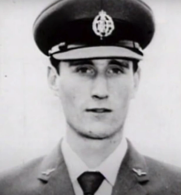 Ngày 21 tháng 10 năm 1978, phi công Frederick Valentich rời khỏi Melbourne, Úc để bắt đầu chuyến bay 125 dặm đến đảo King. Đây mới chỉ là chuyến bay thứ hai của Frederick trên chiếc Cessna 182L.