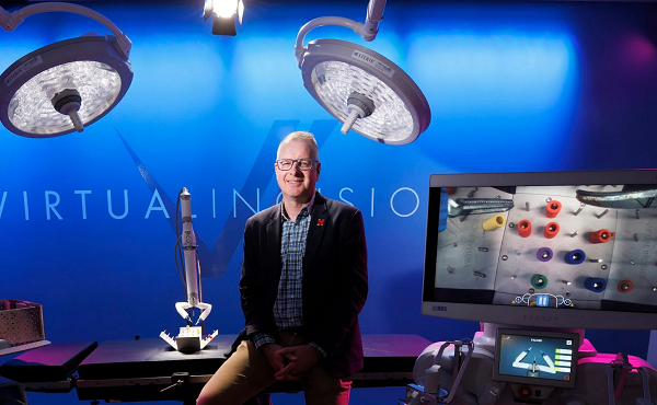 Cũng như các robot phẫu thuật khác, MIRA vẫn có thể được điều khiển bởi bác sĩ tại chỗ, nhưng tối ưu hơn kiểu mổ trực tiếp vì các dụng cụ của MIRA bao gồm các RAS có thể được đưa vào thông qua các vết rạch nhỏ.