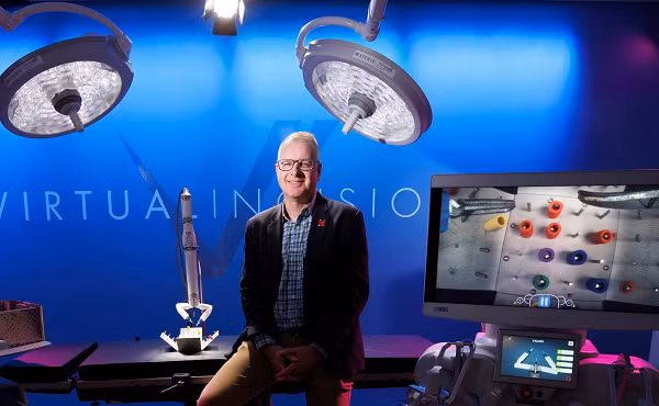 Cũng như các robot phẫu thuật khác, MIRA vẫn có thể được điều khiển bởi bác sĩ tại chỗ, nhưng tối ưu hơn kiểu mổ trực tiếp vì các dụng cụ của MIRA bao gồm các RAS có thể được đưa vào thông qua các vết rạch nhỏ.