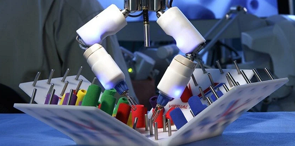 Chưa kể con người còn có những tham vọng xa hơn như định cư ngoài không gian hay du lịch vũ trụ. Điều này đặt ra nhiều thách thức, bao gồm khả năng cung cấp dịch vụ y tế, đặc biệt là các thủ thuật phức tạp.