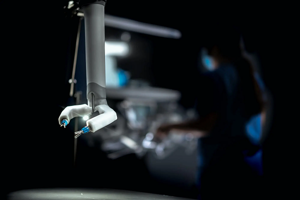 Bên cạnh đó, robot MIRA còn có thể có thể thực hiện các hoạt động một cách tự chủ. Các phi hành gia phục vụ trên Mặt Trăng và Sao Hỏa có thể được chăm sóc y tế mà không cần đến bác sĩ phẫu thuật hiện diện ở đó.