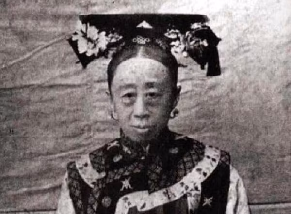 Thông thường, được phong làm công chúa hầu hết đều là con gái của hoàng hậu, nhưng giai đoạn cuối thời nhà Thanh có một ngoại lệ, đó là trường hợp của Cố Luân Vinh Thọ Công chúa, trưởng nữ của Cung Thân Vương - con trai thứ sáu của Hoàng đế Đạo Quang. Bà là người trầm tính, ít cười nói, đối mặt với Từ Hi Thái hậu cũng không bao giờ buông lời nịnh nọt, thậm chí còn là một trong số ít nhân vật dám trực tiếp khuyên can thái hậu. Thế nhưng, thật khó để có thể miêu tả thật lòng ngoại hình của Cố Luân Vinh Thọ Công chúa.