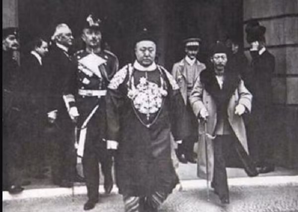 Người ở giữa bức ảnh là Ái Tân Giác La Tải Tuần, người chú thứ 6 của Hoàng đế Phổ Nghi. Bề ngoài trông ông dáng vẻ to béo nhưng ông đã trở thành Hải quân đại thần của nhà Thanh khi mới 22 tuổi, ông cũng là người cuối cùng giữ chức vụ này của nhà Thanh. Tải Tuần là người kiên định chính trực, nhất quyết từ chối phục vụ cho chính quyến bù nhìn Mãn Châu.