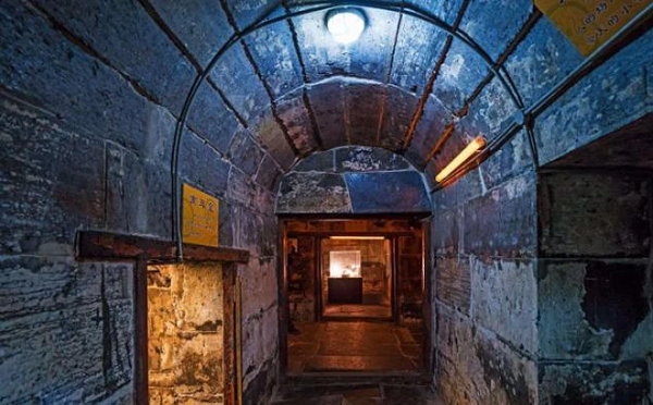 Mánh khoé tiếp theo là hỏi, những tên trộm mộ thường lân la nói chuyện lịch sử với những người già trong vùng rồi từ từ chuyển hướng sang chuyện những ngôi mộ cổ. Muốn biết thông tin về mộ thì đều phải có tài ăn nói, lấy được lòng tin của đối phương.