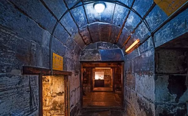 Mánh khoé tiếp theo là hỏi, những tên trộm mộ thường lân la nói chuyện lịch sử với những người già trong vùng rồi từ từ chuyển hướng sang chuyện những ngôi mộ cổ. Muốn biết thông tin về mộ thì đều phải có tài ăn nói, lấy được lòng tin của đối phương.