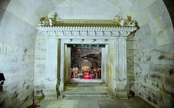 Tầng nghĩa thứ hai đề cập đến việc kẻ trộm khi đã trèo được vào trong cần phải khéo léo "bắt mạch" cho chủ mộ. Từ đầu đến chân chủ mộ đều phải khám xét kỹ càng để không lấy thiếu món bảo vật nào.