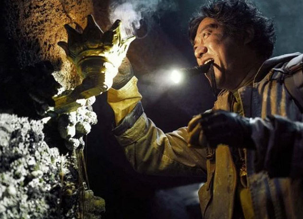 Kẻ trộm sẽ nghiên cứu kỹ lưỡng các loại sách phong thủy để tìm đến những nơi có vị trí đắc địa, với hy vọng phát hiện một lăng mộ giá trị. Ngoài xem phong thủy, những kẻ mộ tặc còn học nằm lòng một mánh khóe gọi là xem đất.