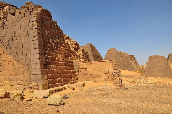 Ngửi ở đây chính là lấy một nắm đất ngửi thử, những nơi đặt mộ thường có mùi đất sét trắng. Những tên trộm giỏi thường có khứu giác cực kỳ nhạy bén.